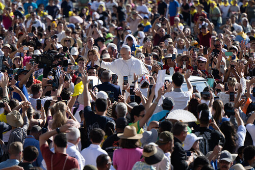 Papst Leo XIV. in der Menschenmenge am Petersplatz / Mazur/cbcew.org.uk Papst Leo XIV. in der Menschenmenge am Petersplatz