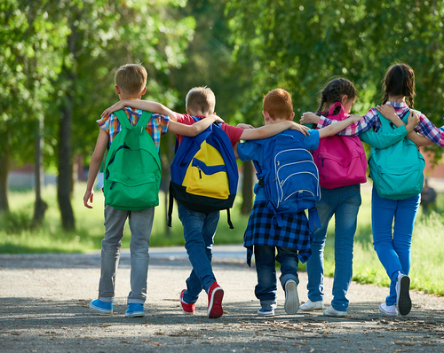 Kinder mit Schultaschen