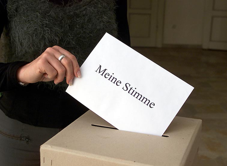 Wahlurne mit Wahlzettel